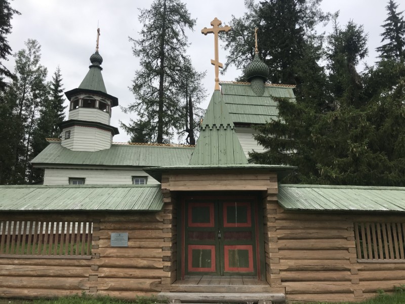 Крашеное дерево Пудожского погоста