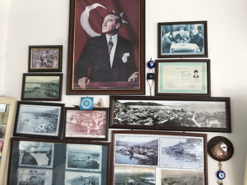 Ататюрк у брадобрея